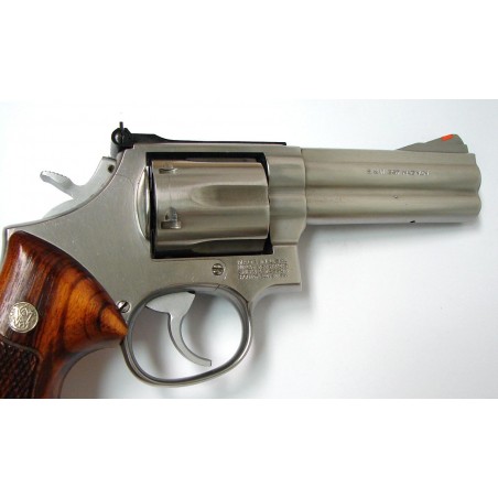 Smith & Wesson 686-2 .357 Magnum caliber revolver. 1980's vintage 4" model in excellent condition with box. (PR21808)